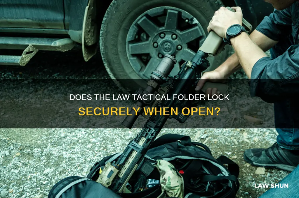 does the law tactial folder lock while open
